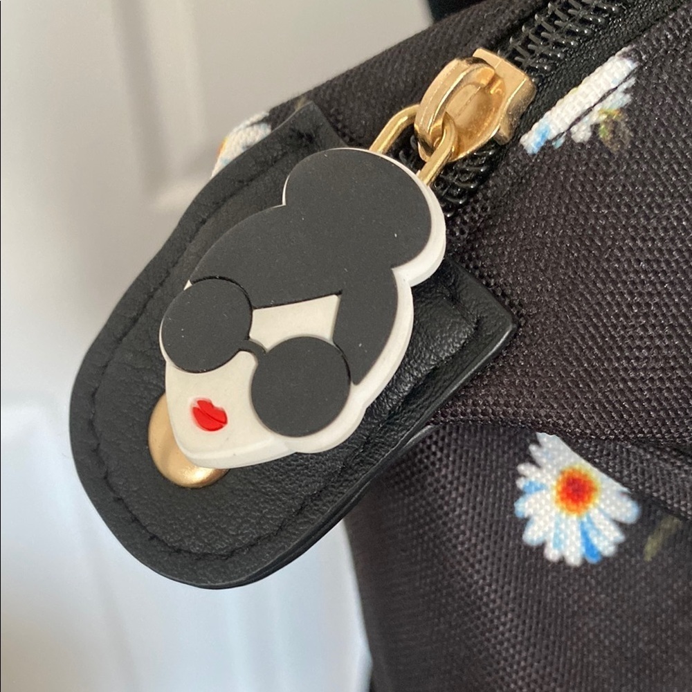 Alice + Olive X FABFITFUN DUFFEL Daisy Bag - Picture 3 of 11